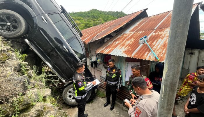 Kecelakaan Tunggal Mobil Pajero di Jalan Usman Isa