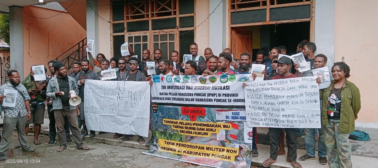 Mahasiswa asal Kabupaten Puncak yang tergabung dalam Ikatan Pelajar Mahasiswa Puncak (IPMP) se-Indonesia menggelar aksi damai di Gorontalo, Kamis (10/4)