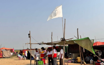 Korban gempa dahsyat Myanmar tinggal di tenda karena rumah mereka telah rata dengan tanah. (Foto: FB/Myanmar Red Cross Society)
