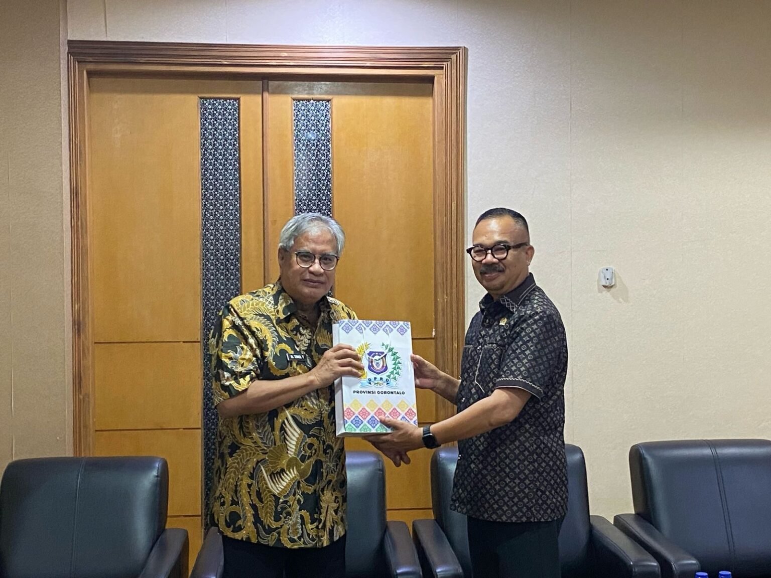Ketua DPRD Provinsi Gorontalo, Thomas Mopili, menerima kunjungan resmi Kepala Badan Kependudukan dan Keluarga Berencana Nasional (BKKBN) Provinsi Gorontalo di ruang Kerjanya.