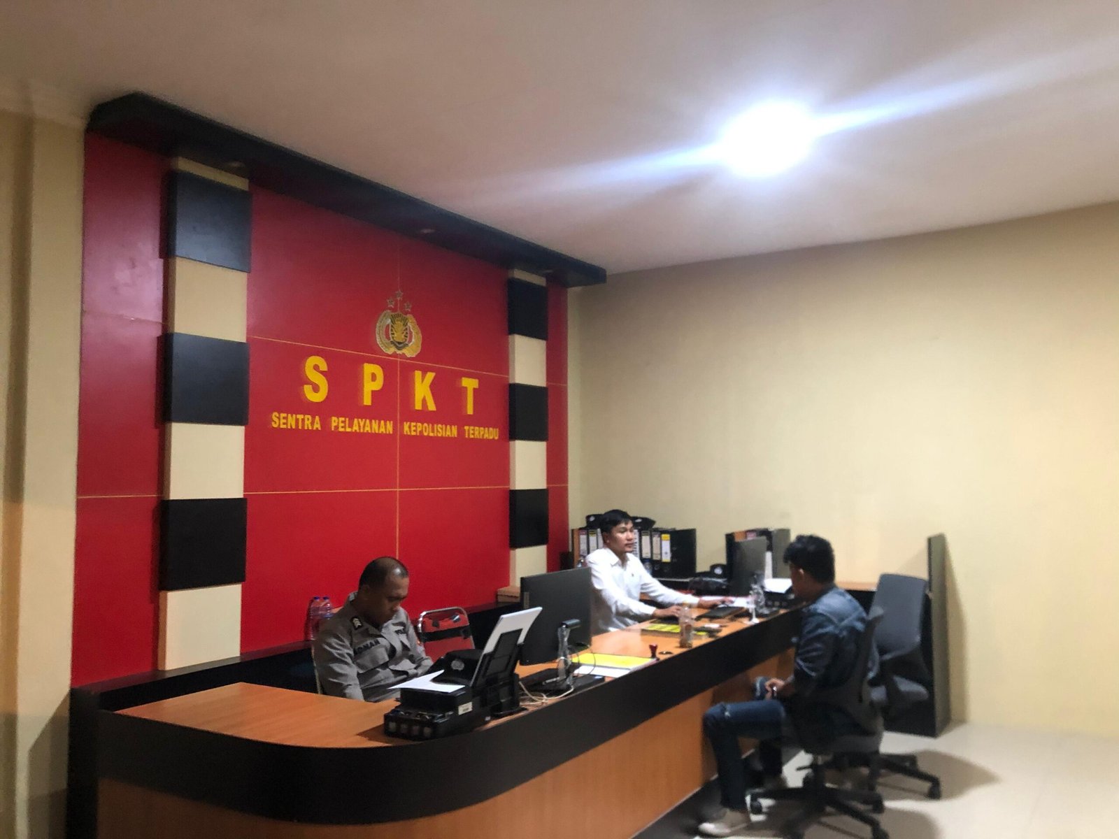 Foto : M. Fadli di ruang Sentra Pelayanan Kepolisian Terpadu (SPKT) Mapolda Gorontalo saat melaporkan Sahrudin atas dugaan pencearan nama baik