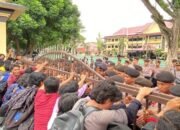 Massa Desak Polda Gorontalo Tindak Tambang Ilegal, Aksi Memanas di Depan Mapolda