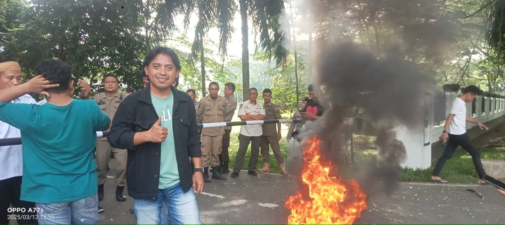 Novan Lahmudun, Sekretaris Desa Tulabolo