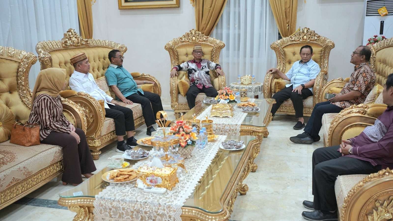 Gubernur Gorontalo, Gusnar Ismail, menggelar pertemuan penting bersama para kepala daerah dari seluruh kabupaten/kota se-Provinsi Gorontalo. (Suber Foto RRI)