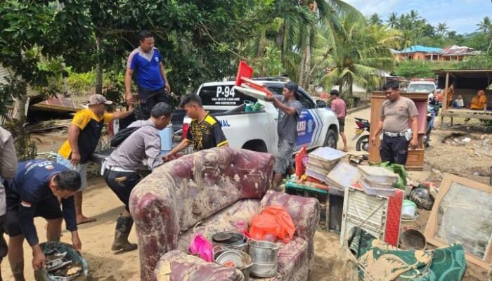 Polres Pohuwato Turun Tangan Bantu Warga Bersihkan Dampak Banjir di Wanggarasi