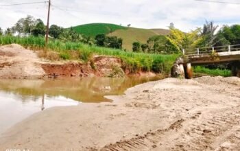 Foto: Jembatan ambruk yang terletak antara Desa Polohungo dan Desa Binajaya, Kecamatan Tolangohula, Kabupaten Gorontalo.