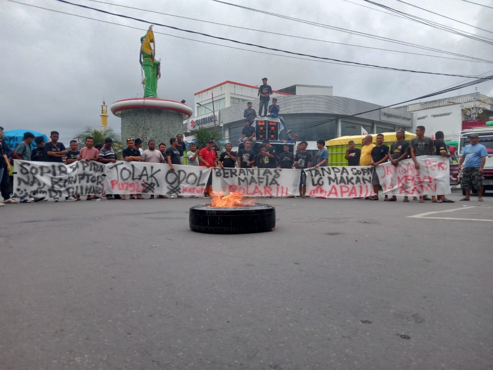 Aliansi Kesatuan Sopir Gorontalo bersama sejumlah mahasiswa gelar unjuk rasa (Foto: Zaky)