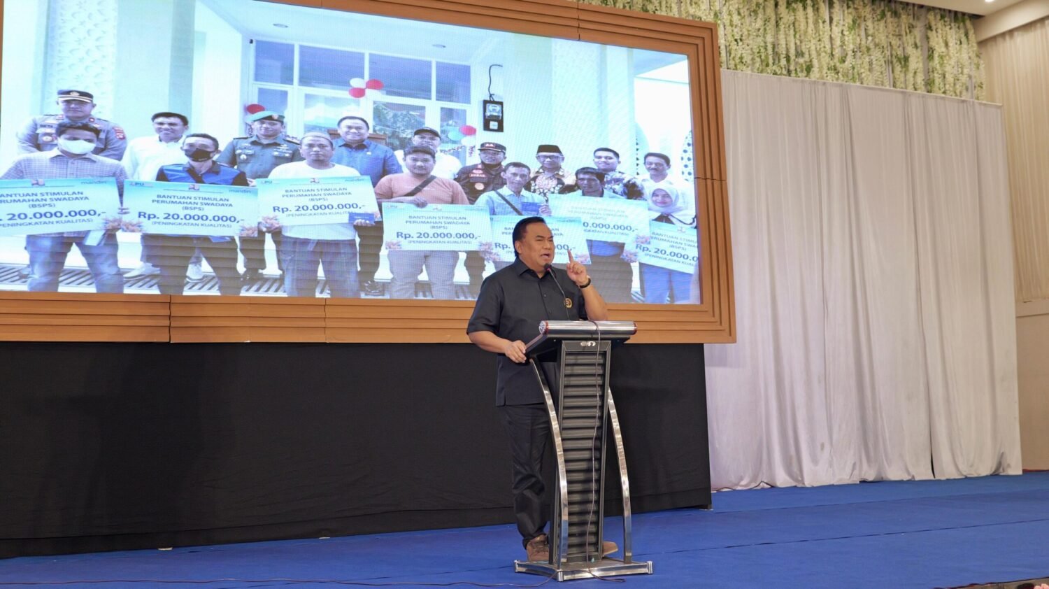Anggota DPR RI dari Daerah Pemilihan Gorontalo, Rachmat Gobel, saat sambutan seminar Nasional bertajuk “Akselerasi Pembangunan dan Kemakmuran Gorontalo”