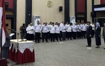 Wali Kota Gorontalo, Adhan Dambea, melantik 15 pejabat administrator (eselon III)