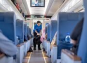 Petugas OTC KAI Services Viral Berkat Aksi Sigapnya Membantu Penumpang di KA Argo Semeru