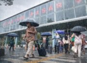 Musim Hujan, KAI Daop 1 Jakarta Bagikan Tips Naik Kereta Api agar Perjalanan Tetap Aman dan Nyaman